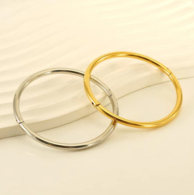 Smooth Plain Bangle in 18k Gold-Plated Stainless Steel